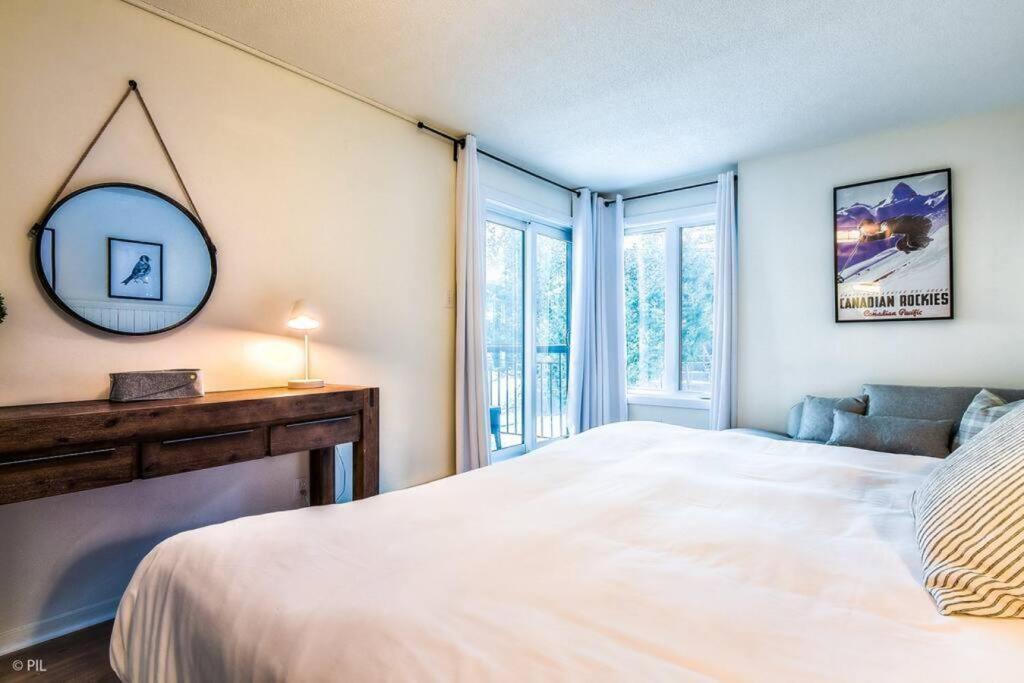 Chic Mt-Tremblant Condo With View On The Lake By Denstays Монт-Тремблант Екстериор снимка