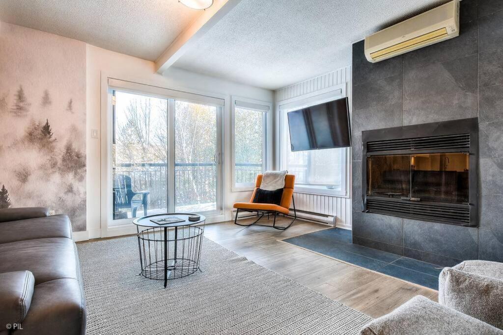 Chic Mt-Tremblant Condo With View On The Lake By Denstays Монт-Тремблант Екстериор снимка